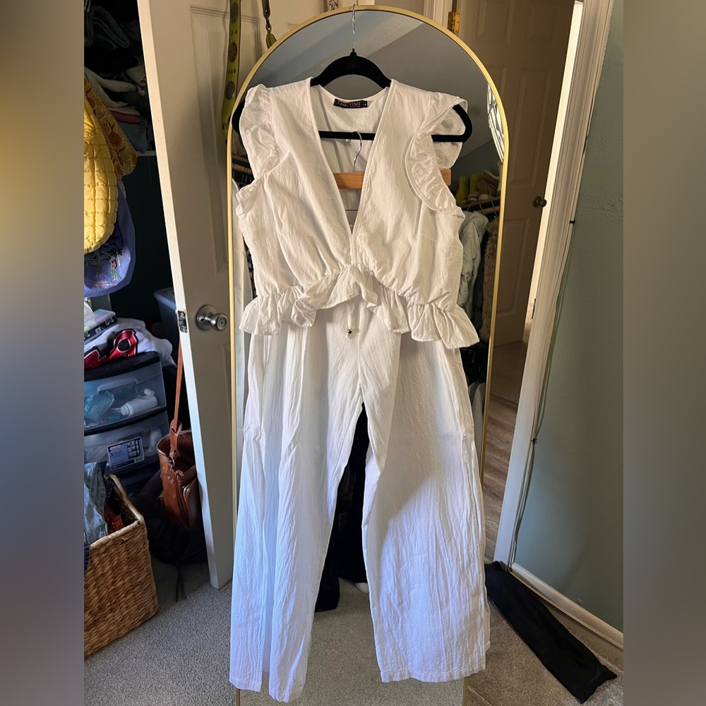 Fancyinn White Sleeveless Jumpsuit
